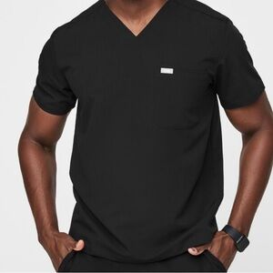 FIGS Men’s Leon Two-Pocket Scrub Top